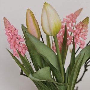Gyöngyike bimbózó tulipánokkal fából készült kaspóban - otthon & életmód - dekoráció - asztal és polc dekoráció - asztaldísz - Meska.hu