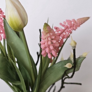 Gyöngyike bimbózó tulipánokkal fából készült kaspóban - otthon & életmód - dekoráció - asztal és polc dekoráció - asztaldísz - Meska.hu