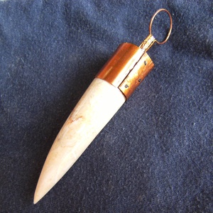 Jaguár-fog medál, nyakék, valódi kőből, rézből, pók mintával. Kézzel készült, egyedi darab. - ékszer - nyaklánc - medál - Meska.hu