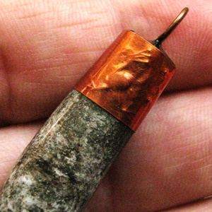 Farkasfog medál, nyakék valódi kőből, rézből, páva mintával. Kézzel készült, egyedi darab. - ékszer - nyaklánc - medál - Meska.hu