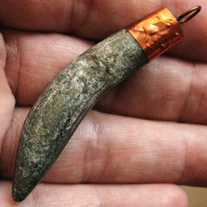 Farkasfog medál, nyakék valódi kőből, rézből, páva mintával. Kézzel készült, egyedi darab. - ékszer - nyaklánc - medál - Meska.hu