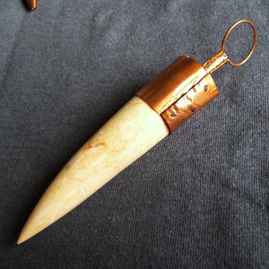 Agyar alakú medál, nyakék valódi kőből, rézből, pók / bogár mintával. Kézzel készült, egyedi darab. e13 - ékszer - nyaklánc - medál - Meska.hu