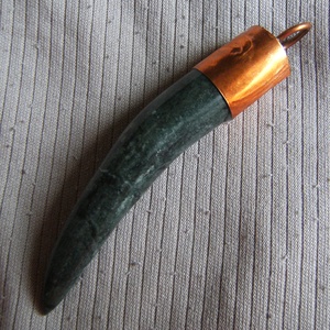 Saskarom alakú medál, nyakék zöld márványból, rézből, madármintával. Kézzel készült, egyedi darab. e9 - ékszer - nyaklánc - medál - Meska.hu