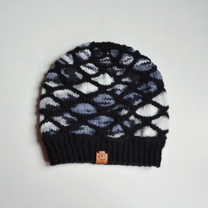Fekete háló - tobozmintás unisex sapka fekete - fehér - szürke színvilágban. Férfi, fiú, lány vagy nő részére. - ruha & divat - sál, sapka, kendő - sapka - Meska.hu
