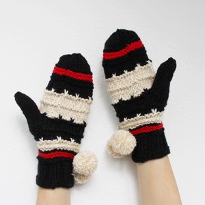 Pompon egyujjas kesztyű - fekete - ruha & divat - sál, sapka, kendő - kesztyű - Meska.hu