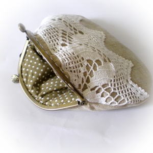 Bézs lenvászon csatos pénztárca horgolt csipkével - táska & tok - pénztárca & más tok - aprópénztartó - Meska.hu