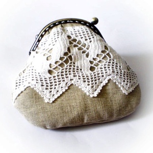 Bézs lenvászon csatos pénztárca horgolt csipkével - táska & tok - pénztárca & más tok - aprópénztartó - Meska.hu