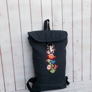 Hímzett virágos hátizsák - Meska.hu