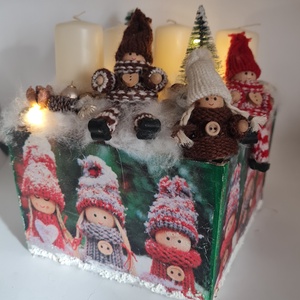 Kötött Manókkal Led világítással készült dekoráció - karácsony - adventi díszek - adventi koszorú - Meska.hu