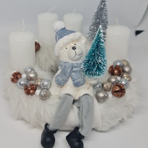 Fehér szőrös alapra készült jegesmedvés asztaldísz - karácsony - adventi díszek - adventi asztaldísz - Meska.hu