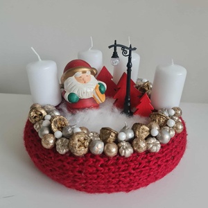Piros kötött alapra készült, télapó kerámia figurával, Karácsony, Adventi díszek, Adventi koszorú, Mindenmás, MESKA