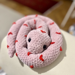 Bújós, pihe-puha horgolt kígyó  - Meska.hu