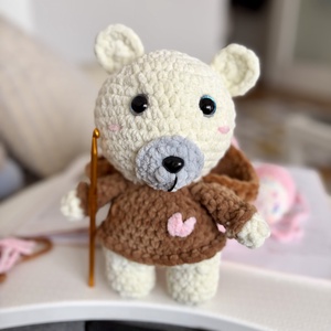 Szívecske Maci � kézzel horgolt, puha amigurumi pulcsiban - játék & sport - plüssállat & játékfigura - maci - Meska.hu