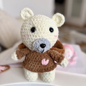 Szívecske Maci � kézzel horgolt, puha amigurumi pulcsiban - játék & sport - plüssállat & játékfigura - maci - Meska.hu
