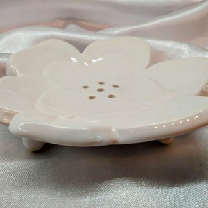 Szappantartó - fehér sziromvirág tálka, fürdőszoba kiegészítő,  dekoráció  - Meska.hu