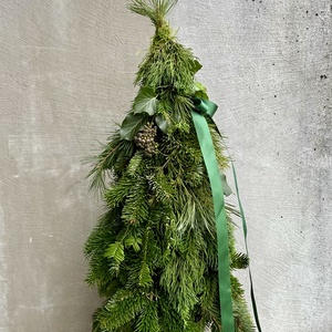 Karácsonyfa, fenyő fa , Karácsony, Karácsonyi lakásdekoráció, Karácsonyfa, grincsfa, Virágkötés, MESKA