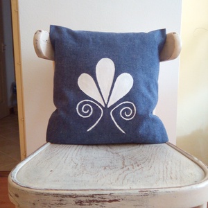 Sárközi díszítő elemmel festett farmer díszpárna - Meska.hu