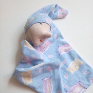 Kék, párna mintás alvó manócska - Meska.hu