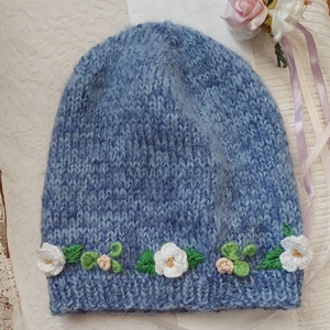 Kötött kék sapka. Kézzel kötött. Hímzés. - ruha & divat - sál, sapka, kendő - sapka - Meska.hu