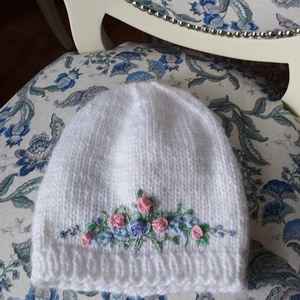 Fehér sapka. Hímzett sapka. Kézzel kötött. - ruha & divat - sál, sapka, kendő - sapka - Meska.hu