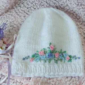 Fehér sapka. Hímzett sapka. Kézzel kötött. - ruha & divat - sál, sapka, kendő - sapka - Meska.hu