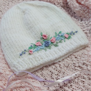 Fehér sapka. Hímzett sapka. Kézzel kötött. - Meska.hu