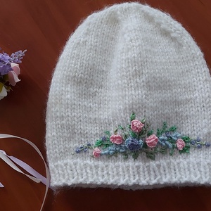 Fehér sapka. Hímzett sapka. Kézzel kötött. - ruha & divat - sál, sapka, kendő - sapka - Meska.hu