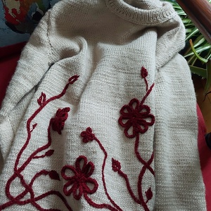 Kézzel kötött alpaka pulóver kézi hímzéssel. Nagy méretek L-XL - ruha & divat - női ruha - pulóver - Meska.hu