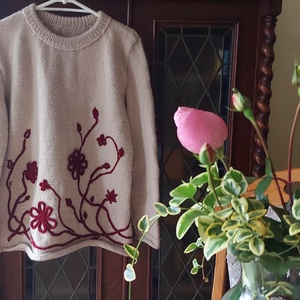 Kézzel kötött alpaka pulóver kézi hímzéssel. Nagy méretek L-XL - ruha & divat - női ruha - pulóver - Meska.hu