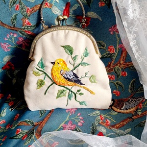 Kézzel hímzett pamut táska fém kerettel � Madár motívum, egyedi kézműves darab - táska & tok - kézitáska & válltáska - kézitáska - Meska.hu