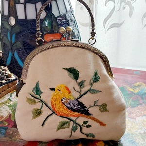 Kézzel hímzett pamut táska fém kerettel � Madár motívum, egyedi kézműves darab - táska & tok - kézitáska & válltáska - kézitáska - Meska.hu