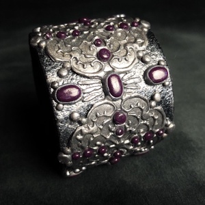 Lila köves Gothic karkötő - ékszer - karkötő - széles karkötő - Meska.hu