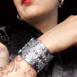 Lila köves Gothic karkötő - ékszer - karkötő - széles karkötő - Meska.hu