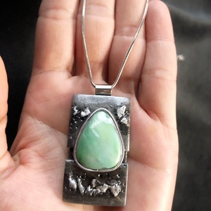 Antik hatású medál zöld kővel - ékszer - nyaklánc - medál - Meska.hu