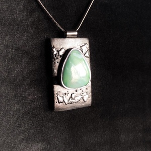 Antik hatású medál zöld kővel - ékszer - nyaklánc - medál - Meska.hu