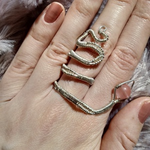 rózsaszín kígyó    drótfonással készített ezüst fonódó gyűrű  eperkvarc ásvánnyal díszítve - ékszer - gyűrű - fonódó gyűrű - Meska.hu
