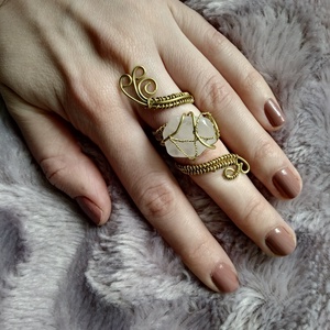 rózsa szálak    drótfonással készített arany fonódó gyűrű  rózsakvarc ásvánnyal díszítve - ékszer - gyűrű - fonódó gyűrű - Meska.hu