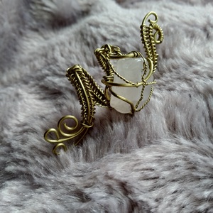 rózsa szálak    drótfonással készített arany fonódó gyűrű  rózsakvarc ásvánnyal díszítve - ékszer - gyűrű - fonódó gyűrű - Meska.hu