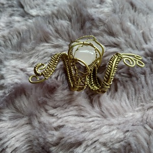 rózsa szálak    drótfonással készített arany fonódó gyűrű  rózsakvarc ásvánnyal díszítve - ékszer - gyűrű - fonódó gyűrű - Meska.hu