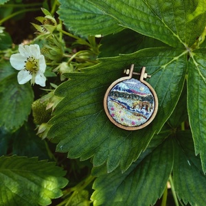 lovacska a pataknál gyűrű   mini hímzett tájkép hímzőrámában - ékszer - gyűrű - kerek gyűrű - Meska.hu lovacska a pataknál gyűrű   mini hímzett tájkép hímzőrámában - ékszer - gyűrű - kerek gyűrű - Meska.hu