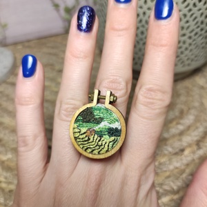 vietnámi rizsföldek gyűrű   mini hímzett tájkép hímzőrámában - ékszer - gyűrű - kerek gyűrű - Meska.hu vietnámi rizsföldek gyűrű   mini hímzett tájkép hímzőrámában - ékszer - gyűrű - kerek gyűrű - Meska.hu