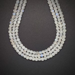 Holdkő fehér fazettált kocka A 4-5x4-5mm ékszerkészítő alapanyag (füzér), Kellékek & szerszámok, Ásvány alapanyag, Ásványfüzér, , MESKA