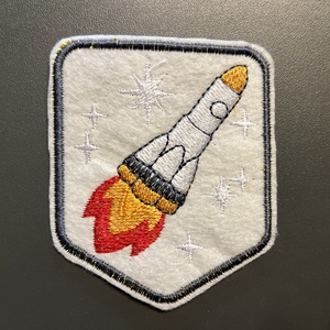 Űr témájú gépi hímzett felvarró- rakéta , Kellékek & szerszámok, Méteráru, Felvarrható, vasalható kellék, Hímzés, MESKA