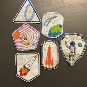 Űr témájú gépi hímzett felvarró- rakéta  - kellékek & szerszámok - méteráru - felvarrható, vasalható kellék - Meska.hu