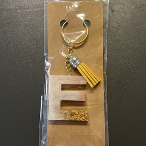 Egyedi gyanta betű-E - táska & tok - kulcstartó & táskadísz - kulcstartó - Meska.hu