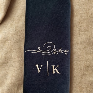 Egyedi hímzett esküvői szalvéta monogrammal � indás minta - Meska.hu