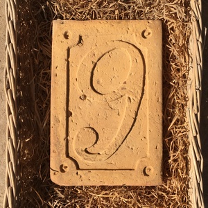 Antik téglába faragott házszám tábla - otthon & életmód - ház & kert - házszám - Meska.hu