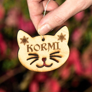 Cicás gazdiknak fa karácsonyfa dísz név gravírozással - karácsony - karácsonyi lakásdekoráció - karácsonyfadíszek - Meska.hu