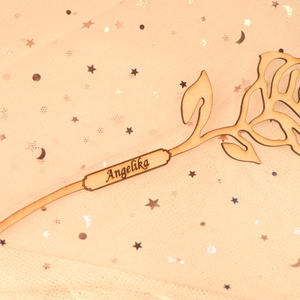 Nőnapi rózsa fából név gravírozással - otthon & életmód - virágdekoráció - virágdíszek - lézervágott virágdíszek - Meska.hu