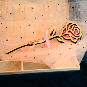 Nőnapi kék rózsa fából név gravírozással - otthon & életmód - virágdekoráció - virágdíszek - lézervágott virágdíszek - Meska.hu